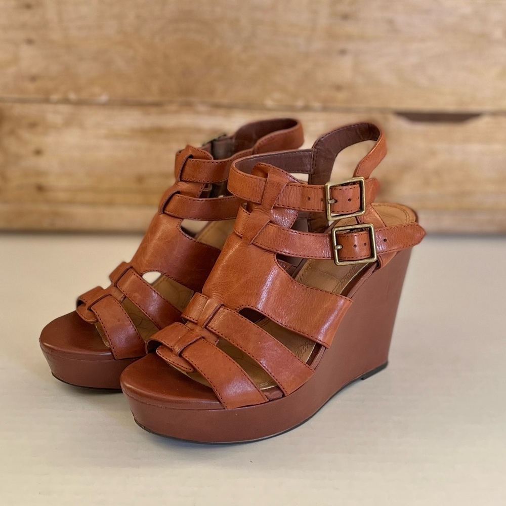 Gianni Bini Brown wedge sandal. Size 6
